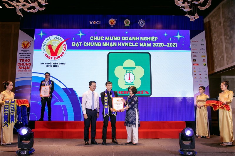 Đại diện Công ty TNHH Sản Xuất Cân Nhơn Hòa, ông Trần Minh Tuấn - P.GĐ Bộ Phận Tiếp Thị lên nhận chứng nhận